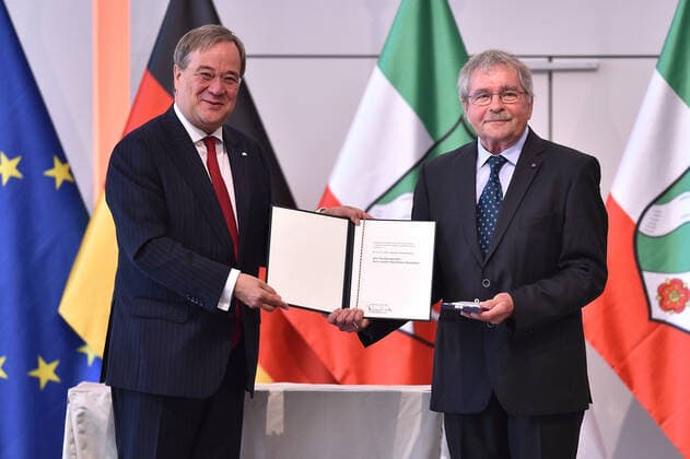 Award of the Order of Merit of the State of North Rhine-Westphalia on 23 08 2020 in the Flora Köln in Cologne to Dr Johannes Georg Bednorz Armin Laschet Minister President of North Rhine-Westphalia, left Dr Johannes Georg Bednorz, right xHDx