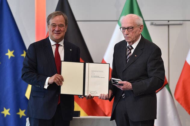Presentation of the Order of Merit of the State of North Rhine-Westphalia on 23 08 2020 in the Flora Köln in Cologne to Helmut Brühl Armin Laschet Minister President of North Rhine-Westphalia, left Helmut Brühl, right xHDx