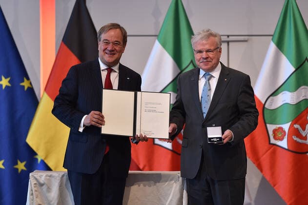 Presentation of the Order of Merit of the State of North Rhine-Westphalia on 23 08 2020 in the Flora Köln in Cologne to Prof Dr Reinhold Ewald Armin Laschet Minister President of North Rhine-Westphalia, left Prof Dr Reinhold Ewald, right xHDx