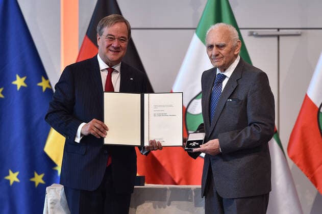 Award of the Order of Merit of the State of North Rhine-Westphalia on 23 08 2020 in the Flora Köln in Cologne to Hans Günther Fascies Armin Laschet Prime Minister of North Rhine-Westphalia, left Hans Günther Fascies, right xHDx