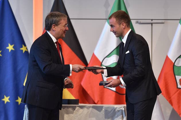 Presentation of the Order of Merit of the State of North Rhine-Westphalia on 23 08 2020 in the Flora Köln in Cologne to Mario Götze Armin Laschet Prime Minister of North Rhine-Westphalia, left Mario Götze, right xHDx