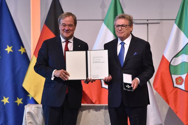 Presentation of the Order of Merit of the State of North Rhine-Westphalia on 23 08 2020 in the Flora Köln in Cologne to Prof Dr Dieter Häussinger Armin Laschet Minister President of North Rhine-Westphalia, left Prof Dr Dieter Häussinger, right xHDx