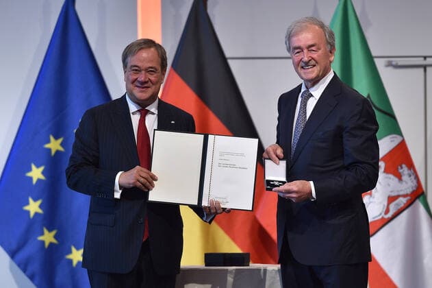 Award of the Order of Merit of the State of North Rhine-Westphalia on 23 08 2020 in the Flora Köln in Cologne to Jochen Kienbaum Armin Laschet Prime Minister of North Rhine-Westphalia, left Jochen Kienbaum, right xHDx