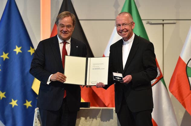 Award of the Order of Merit of the State of North Rhine-Westphalia on 23 08 2020 in the Flora Köln in Cologne to Monsignor Peter Kossen Armin Laschet Minister President of North Rhine-Westphalia, left Monsignor Peter Kossen, right xHDx