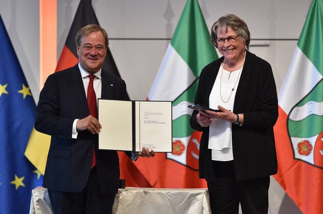 Award of the Order of Merit of the State of North Rhine-Westphalia on 23 08 2020 at the Flora Köln in Cologne to Ruth Kühn Armin Laschet Prime Minister of North Rhine-Westphalia, left Ruth Kühn, right xHDx