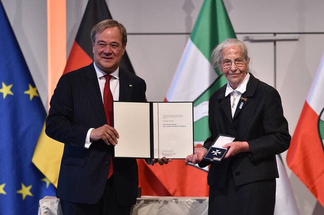 Award of the Order of Merit of the State of North Rhine-Westphalia on 23 08 2020 in the Flora Köln in Cologne to Erika Meyer zu Drewer Armin Laschet Minister President of North Rhine-Westphalia, left Erika Meyer zu Drewer, right xHDx