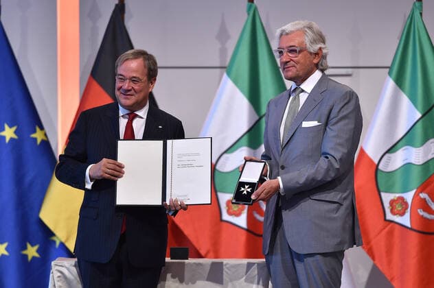 Presentation of the Order of Merit of the State of North Rhine-Westphalia on 23 08 2020 in the Flora Köln in Cologne to Prof Dr h c Walter Smeling Armin Laschet Minister President of North Rhine-Westphalia, left Prof Dr h c Walter Smeling, right xHDx