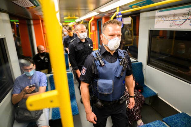 Corona Police checks the obligation to wear masks 19 08 2020 Frankfurt x1x On patrol with the Corona Police of the city police and VGF In the picture, employees of the city police and security and service of the VGF check the compliance with the obligation to wear masks in the underground line U4 Frankfurt Frankfurt Hessen Germany
