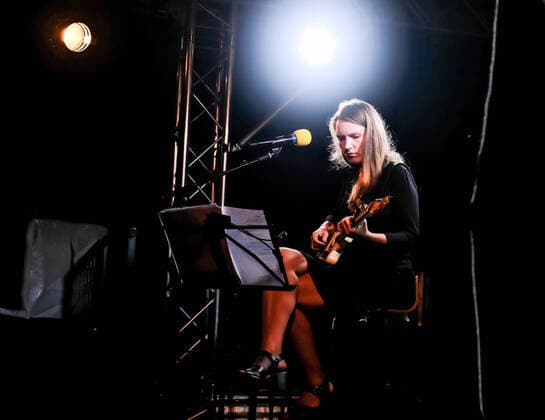 Bilder des Jahres 2020, Entertainment 08 August Entertainment Themen der Woche KW34 Entertainment Bilder des Tages Konzert von Stella Sommer , 20 Sunsets, HKW, Berlin Stella Sommer *** Concert by Stella Sommer , 20 Sunsets, HKW, Berlin Stella Sommer