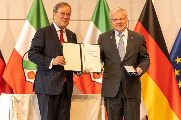 Award of the Order of Merit of North Rhine-Westphalia on 23 August 2020 in the Flora in Cologne Order bearer Prof Dr Reinhold Ewald receives the order from the Prime M