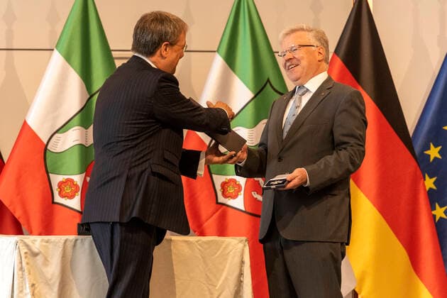 Award of the Order of Merit of North Rhine-Westphalia on 23 August 2020 in the Flora in Cologne Order bearer Prof Dr Reinhold Ewald receives the order from the Prime M