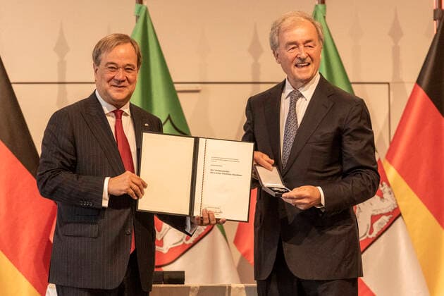 Award of the Order of Merit of the State of North Rhine-Westphalia on 23 August 2020 in the Flora Cologne Order bearer Jochen Kienbaum on stage receives the order from the Prime Minister
