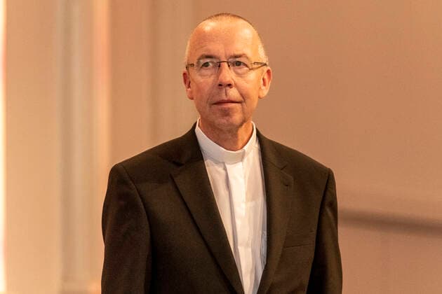 Award of the Order of Merit of the State of North Rhine-Westphalia on 23 August 2020 in the Flora Cologne Order bearer Monsignor Peter Kossen on stage Kossen has been fighting for years against inhumane working conditions for human dignity and justice L