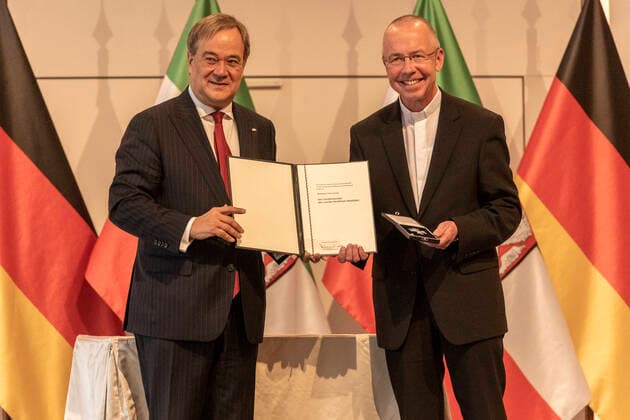 Award of the Order of Merit of North Rhine-Westphalia on 23 August 2020 in the Flora in Cologne Order bearer Monsignor Peter Kossen receives the order presented by the Prime Minister of North Rhine-Westphalia Koss