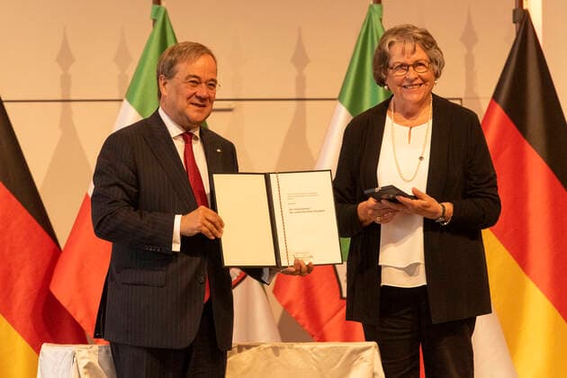 Award of the Order of Merit of North Rhine-Westphalia on August 23, 2020 in the Flora in Cologne Ruth Kühn receives the order from the Prime Minister of North Rhine-Westphalia S