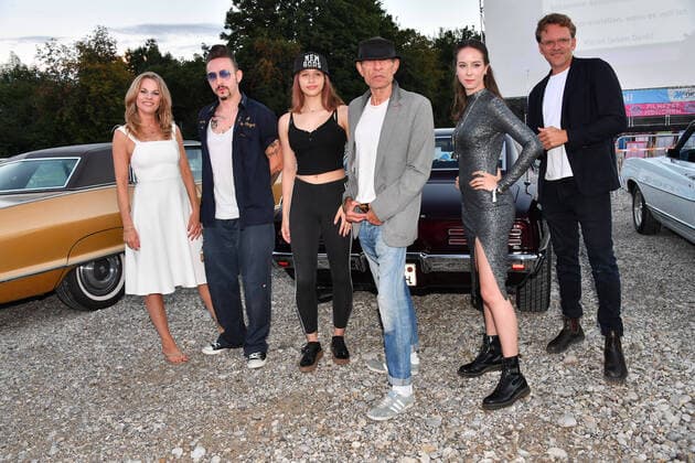 Bilder des Jahres 2020, Entertainment 08 August Entertainment Themen der Woche KW34 Anabell Grieß-Nega, Albert Feil, Sarah Riesz, Klaus Lemke, Emma Lynn Mainzer Premiere Ein Callgirl für Geister im Rahmen des Filmfest München Pop-up Popup Autokino München 22. August 2020 *** Anabell Grieß Nega, Albert Feil, Sarah Riesz, Klaus Lemke, Emma Lynn Mainzer Premiere A call girl for ghosts as part of Filmfest München Pop up Popup drive-in cinema Munich 22 August 2020