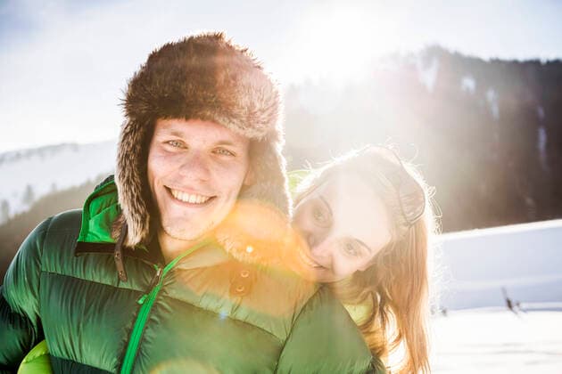 IMAGO Creative: Countdown bis Weihnachten, Nach Hause reisen Portrait of happy couple in winter landscape, Achenkirch, Austria model released Symbolfoto DHEF00268