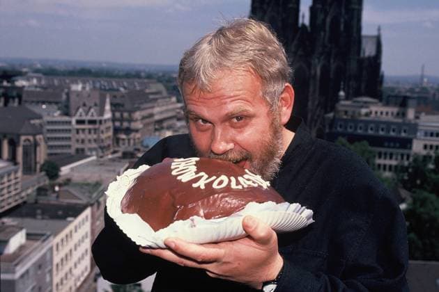 Sänger und Moderator Gunther Emmerlic posiert mit Schokolandentorte bei einem Pressetermin zur TV Show Showkolade am 27.06.1990 *** Singer and presenter Gunther Emmerlic poses with chocolate country cake at a press event for the TV Show Showkolade on 27 06 1990