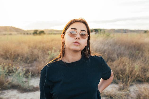 Teenager in sportswear and sunglasses at sunset in the countryside San Martín de la Vega, Community of Madrid, Spain CR_DIRR200818C-447683-01 ,model released, Symbolfoto