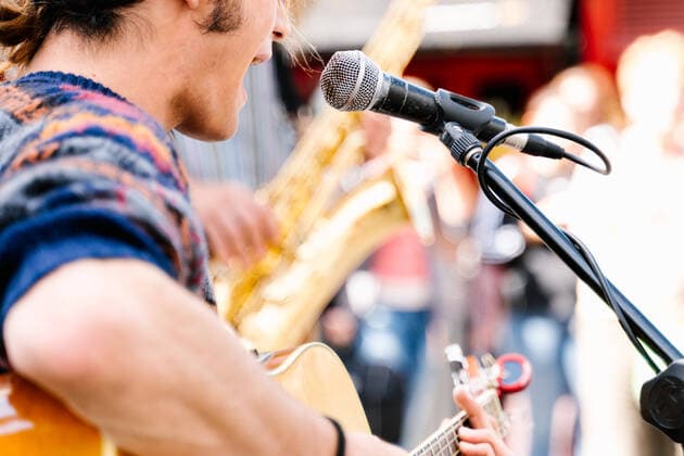 Tag der Musik am 21. Juni Selective focus on a face of a man singing and playing a guitar in the street Galway, County Galway, Ireland CR_TECM200818-469283-01 ,model released, Symbolfoto