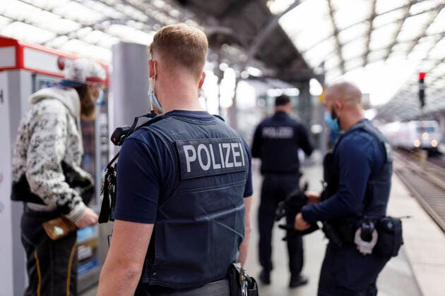 Bilder des Jahres 2020, News 08 August News Themen der Woche KW35 News Bilder des Tages Ordnungsämter, Bundespolizei, die Bahn und die Verkehrsunternehmen kontrollieren mit einer landesweiten Großaktion die Einhaltung der Maskenpflicht im Busverkehr und Bahnverkehr - im Bild die Schwerpunktkontrolle am Kölner Hauptbahnhof. Köln, 24.08.2020 *** Public order offices, federal police, the railways and transport companies control the compliance with the mask obligation in bus and train traffic with a nationwide large-scale action the focus control at Cologne central station, 24 08 2020 Foto:xC.xHardtx xFuturexImage