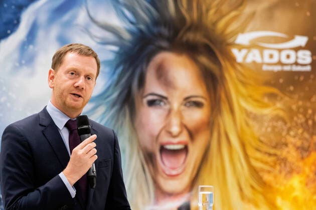 24.08.2020 Deutschland,Sachsen,Lausitz, Hoyerswerda: Sachsens Ministerpräsident Michael Kretschmer besucht am 24.8.2020 die Yados GmbH in Hoyerswerda und nimmt nach einem Betriebsrundgang an der Eröffnung der neuen Produktionshalle teil. Die YADOS GmbH ist nach eigenen Angaben eines der größten Industrieunternehmen Europas im Bereich der Fernwärme-und Energietechnik