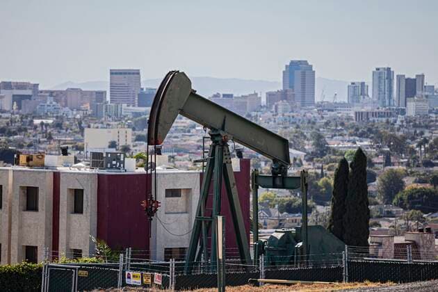 Oil well and pumpjacks in the City of Signal Hill with the City of Long Beach in the bacground. Once a massive oil producing area, oil wells are still mixed in its now residential neighborhoods. Los Angeles Coutny, California, USA PeterxBennett 900_08_us_ca_38_1641