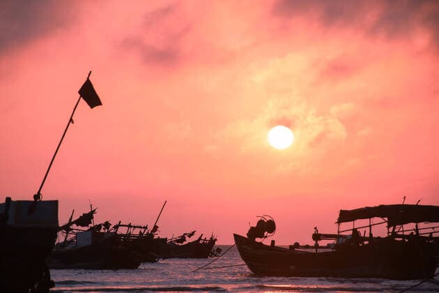 IMAGO Creative, Unsere Erde, Umweltverträgliche Herausforderungen des 21. Jahrhunderts, Überfischung Sea fishing harbor dusk  632978845489300019