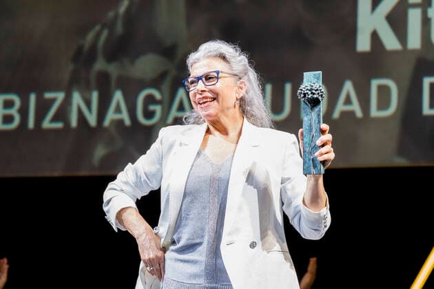 Kiti Manver shows ˜Biznaga Ciudad del Paraiso Award™ during Malaga Film Festival Gala at Teatro Cervantes.August 24 2020. (Alterphotos Francis Gonzalez) (20200824136)