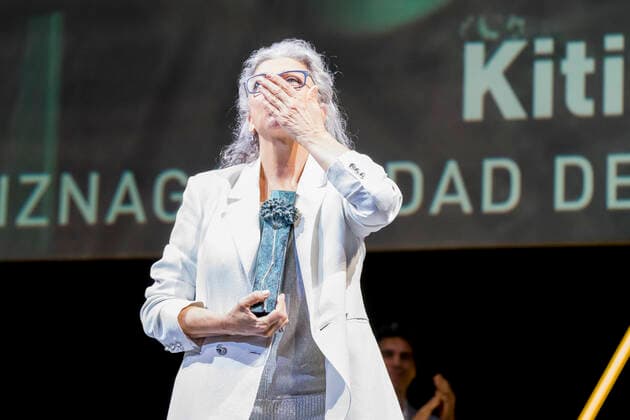 Kiti Manver shows ˜Biznaga Ciudad del Paraiso Award™ during Malaga Film Festival Gala at Teatro Cervantes.August 24 2020. (Alterphotos Francis Gonzalez) (20200824142)