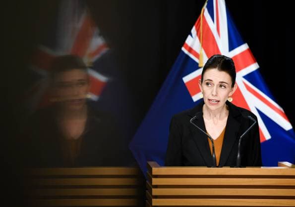 News Themen der Woche KW35 News Bilder des Tages (200825) -- BEIJING, Aug. 25, 2020 -- New Zealand s Prime Minister Jacinda Ardern speaks at a press conference in Wellington, New Zealand, Aug. 24, 2020. The COVID-19 restrictions in New Zealand s largest city Auckland will continue at the current Alert Level 3 until Sunday night, Prime Minister Jacinda Ardern announced on Monday. Wearing masks are also mandatory from Monday on public transport, said the prime minister. ) XINHUA PHOTOS OF THE DAY GuoxLei 
