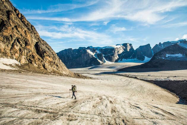 Backpacker treks across glacier in Akshayak Pass Pangnirtung, NU, Canada CR_JDIP200824B-321237-01 ,model released, Symbolfoto