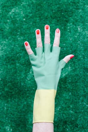 Elderly hand with broken rubber gloves showing red painted nails Nerva, AL, Spain CR_JURA200824-478391-01 ,model released, Symbolfoto