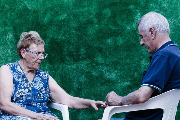 IMAGO Creative: NGO, Rehabilitation und Gesundheitswesen Old man painting his wife s nails red sitting on a plastic chair Nerva, AL, Spain CR_JURA200824-478397-01 ,model released, Symbolfoto