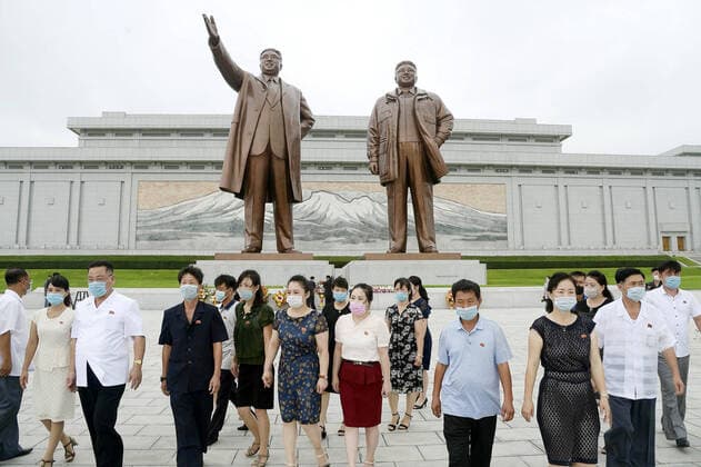 Bilder des Jahres 2020, News 08 August News Themen der Woche KW35 News Bilder des Tages 60th anniversary of N. Korea s military-first leadership North Korean citizens visit Mansu Hill in Pyongyang to offer flowers on Aug. 25, 2020, the 60th anniversary of the beginning of former leader Kim Jong Il s military-first leadership. 