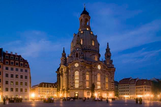 Dresden Frauenkirche Die Frauenkirche in Dresden ist eine evangelisch-lutherische Kirche des Hochbarocks. Sie gilt als eines der architektonisch reizvollsten Kirchengebaeude Europas und als prachtvolles Zeugnis des protestantischen Sakralbaus. Der groesste Sandsteinbau der Welt verfuegt zugleich über die groesste steinerne Kirchenkuppel noerdlich der Alpen. Die Dresdner Frauenkirche wurde von 1726 bis 1743 erbaut. Im Zweiten Weltkrieg wurde sie während der Luftangriffe auf Dresden in der Nacht vom 13. zum 14. Februar 1945 durch den in Dresden wuetenden Feuersturm schwer beschaedigt und stuerzte am Morgen des 15. Februars ausgebrannt in sich zusammen. In der DDR blieb ihre Ruine erhalten und diente als Mahnmal. Nach der Wende begann 1994 d