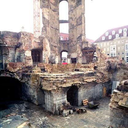 Dresden Frauenkirche, Baustelle und Trümmer wärend des Wiederaufbaues. Die Frauenkirche in Dresden ist eine evangelisch-lutherische Kirche des Hochbarocks. Sie gilt als eines der architektonisch reizvollsten Kirchengebaeude Europas und als prachtvolles Zeugnis des protestantischen Sakralbaus. Der groesste Sandsteinbau der Welt verfuegt zugleich über die groesste steinerne Kirchenkuppel noerdlich der Alpen. Die Dresdner Frauenkirche wurde von 1726 bis 1743 erbaut. Im Zweiten Weltkrieg wurde sie während der Luftangriffe auf Dresden in der Nacht vom 13. zum 14. Februar 1945 durch den in Dresden wuetenden Feuersturm schwer beschaedigt und stuerzte am Morgen des 15. Februars ausgebrannt in sich zusammen. In der DDR blieb ihre Ruine erhalten
