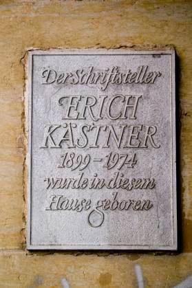 Emil Erich Kästner (* 23. Februar 1899 in Dresden; 29. Juli 1974 in München) war ein deutscher Schriftsteller, Drehbuchautor und Kabarettist, der breiten Kreisen der deutschen Bevölkerung vor allem wegen seiner humorvollen, scharfsinnigen Kinderbücher und seiner humoristischen bis zeitkritischen Gedichte bekannt ist. Erich Kästner wuchs in der Königsbrücker Straße in der Äußeren Neustadt von Dresden auf. In der Nähe, am Albertplatz, befindet sich im Erdgeschoss der damaligen Villa seines Onkels Franz Augustin heute das Erich-Kästner-Museum. Dresden Dresden Sachsen GERMANY *** Emil Erich Kästner February 23, 1899 in Dresden July 29, 1974 in Munich was a German writer, screenwriter and cabaret artist who appealed to wide circl