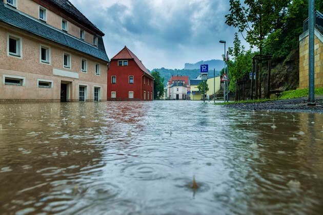 Hochwasser in Königstein, durch den Rückstau des Flüsschens Biela und die Hochwasserführung der Elbe, standen große Teile des Ortes Königstein in der Sächsischen Schweiz unter Wasser. In den letzten Maitagen des Jahres 2013 sind im Süden und Osten Deutschlands ungewöhnlich hohe Regenmengen gefallen. Ein stehendes Tief über Polen und Tschechien führte vor allem seit dem 31.05. sehr feuchte Luftmassen aus Osteuropa nach Deutschland. Dabei kam es insbesondere im Stau von Erzgebirge und Alpen zu extrem hohen Niederschlagsmengen. In Aschau im Chiemgau wurden seit Mittwoch 407 Liter pro Quadratmeter gemessen. Am Montag werden vor allem im Stau des Erzgebirges nochmals 20 bis 40 Liter erwartet, am Alpenrand immerhin noch 15 bis 30