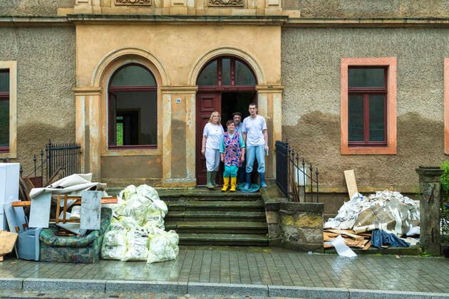 Hochwasser in Königstein, erste Häuser können nach der Flut beräumt werden, diese Familie war gut vorbereitet und hat mit mehreren Helfern das geflutete Untergreschoss dieses Wohnhauses an der Biela komplett beräumt und entkernt. In den letzten Maitagen des Jahres 2013 sind im Süden und Osten Deutschlands ungewöhnlich hohe Regenmengen gefallen. Ein stehendes Tief über Polen und Tschechien führte vor allem seit dem 31.05. sehr feuchte Luftmassen aus Osteuropa nach Deutschland. Dabei kam es insbesondere im Stau von Erzgebirge und Alpen zu extrem hohen Niederschlagsmengen. In Aschau im Chiemgau wurden seit Mittwoch 407 Liter pro Quadratmeter gemessen. Am Montag werden vor allem im Stau des Erzgebirges nochmals 20 bis 40 Liter erwar