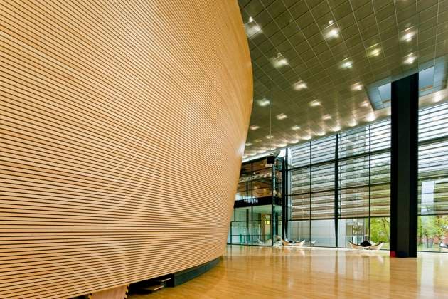 Sächsischer Landtag Der Sächsische Landtag ist ein Gebäude am Bernhard-von-Lindenau-Platz in Dresden, welches dem Landesparlament des Freistaats Sachsen als Sitz dient. Kennzeichen des Baus sind die Transparenz der Glasfassaden und die offenliegende Stahlskelettkonstruktion. Das Gebäude, das einige Auszeichnungen gewann wurde Peter Kulka entworfen und zwischen 1991 und 1993 gebaut. Peter Kulka errichtete einen kontrastierenden Gebäudekomplex, bestehend aus alter und neuer Bausubstanz. So umfasst der Gebäudekomplex das alte Landesfinanzamt und den neuen Haupteingang mit Plenarsaal. Der Neubau ist niedriger als der Altbau mit Turm und ordnet sich damit diesem unter. Diese Staffelung in der Gebäudehöhe bildet die Fortsetzung der Beba