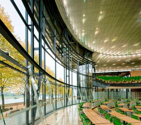 Sächsischer Landtag Plenarsaal Der Sächsische Landtag ist ein Gebäude am Bernhard-von-Lindenau-Platz in Dresden, welches dem Landesparlament des Freistaats Sachsen als Sitz dient. Kennzeichen des Baus sind die Transparenz der Glasfassaden und die offenliegende Stahlskelettkonstruktion. Das Gebäude, das einige Auszeichnungen gewann wurde Peter Kulka entworfen und zwischen 1991 und 1993 gebaut. Peter Kulka errichtete einen kontrastierenden Gebäudekomplex, bestehend aus alter und neuer Bausubstanz. So umfasst der Gebäudekomplex das alte Landesfinanzamt und den neuen Haupteingang mit Plenarsaal. Der Neubau ist niedriger als der Altbau mit Turm und ordnet sich damit diesem unter. Diese Staffelung in der Gebäudehöhe bildet die Fortsetzu