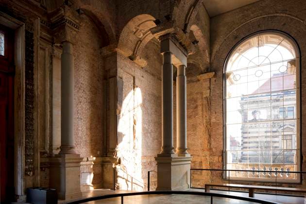 Foyer der Kunsthalle im Lipsiusbau Zwischen Frauenkirche und Brühlscher Terrasse entstand im 19. Jahrhundert ein prächtiges Haus für die Kunst, das mit seiner gläsernen Kuppel eine herausragende Stelle in der Dresdner Silhouette besetzt. Der reich geschmückte Gebäudekomplex wurde nach seinem Schöpfer, dem Architekturprofessor Constantin Lipsius, als Lipsiusbau benannt. Neben der Kunstakademie beherbergte er das Ausstellungsgebäude des Sächsischen Kunstvereins. Nach seiner teilweisen Zerstörung 1945 blieb das Ausstellungsgebäude jahrzehntelang ungenutzt. Der Wiederaufbau konnte im Jahr 2005 abgeschlossen werden. Die Spuren der Zerstörung wurden bei der Renovierung sichtbar gelassen und in einen eindrucksvollen Kontrast zur Archi