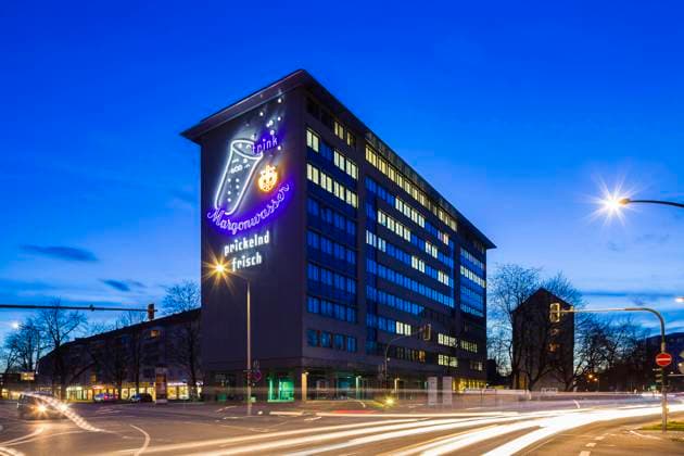 Der Gebäudekomplex wurde 1966 unter der städtebaulichen Leitung des Architekten Hans Konrad nach Entwürfen der Architekten Gerhard Müller und Hans-Georg Bedrich als Verwaltungsgebäude für den Wirtschaftsrat des Bezirkes Dresden errichtet. Der neungeschossige Bau bildet den Abschluss der fünfgeschossigen Wohnbebauung nach dem Dippoldiswalder Platz und befindet sich gegenüber der Centrum-Galerie. Gebaut wurde der Komplex in einer Zwei-Mp-Montagebauweise mit einer vorgehängten Aluminiumfassade. Die Brüstungsbänder bestehen aus Aluminium; die Gebäudegiebel wurden mit Waschbetonplatten verkleidet. In dem Bürogebäude fanden 469 Arbeitnehmer Platz. Nach der politischen Wende in der DDR diente der Bau temporär als sächsisches Wirts