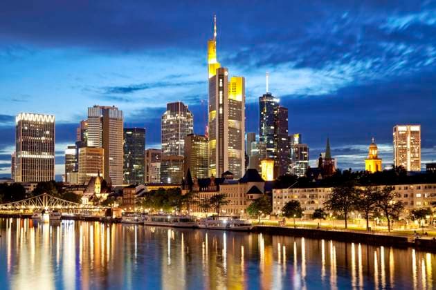  Stadtansicht am Abend mit Main und Bankenviertel, Frankfurt am Main, Hessen, Deutschland, Europa *** City view in the evening with Main and banking district, Frankfurt am Main, Hesse, Germany, Europe Copyright: imageBROKER/StefanxZiese iblszi05851022.jpg
