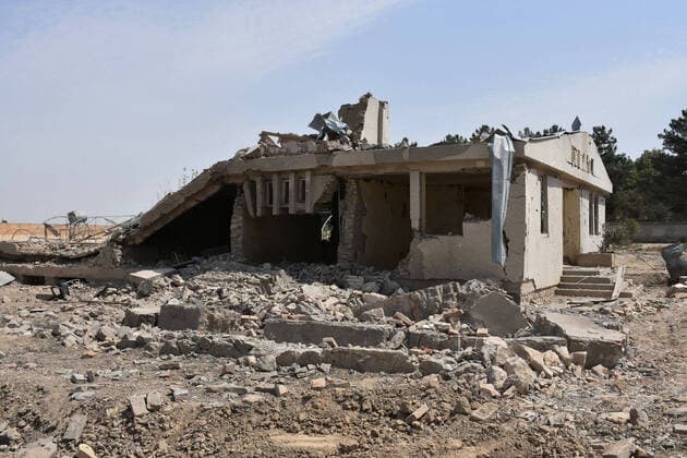 Bilder des Jahres 2020, News 08 August News Themen der Woche KW35 News Bilder des Tages (200825) -- MAZAR-I-SHARIF, Aug. 25, 2020 -- Photo taken on Aug. 25, 2020 shows a damaged building at the site of a blast in Balkh province, Afghanistan. Six people, including an assailant, were killed and 32 people wounded after a Taliban militants suicide truck bomb blast took place outside a special forces camp in northern Afghanistan s Balkh province on Tuesday, an army source confirmed. (Photo by Xinhua) AFGHANISTAN-BALKH-TRUCK BOMB EXPLOSION KawaxBasharat 
