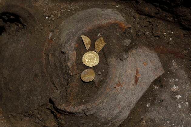 IMAGO Nature: Unsere Erde, Ressourcen, Gold News Bilder des Tages (200825) -- YAVNE, Aug. 25, 2020 -- Photo taken on Aug. 25, 2020 shows gold coins discovered at an archeological site in central Israeli city of Yavne. A rare trove of 425 pure gold coins, dating back to about 1,100 years ago, was discovered in central Israel, the Israel Antiquities Authority (IAA) said on Monday. (Photo by Xinhua) ISRAEL-YAVNE-ARCHEOLOGICAL DISCOVERY GilxCohenxMagen 