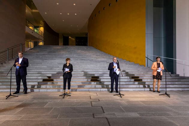 Deutschland, Berlin, Bundeskanzleramt, Pressestatement nach dem Koalitionsgespräch, CSU Chef Markus Söder, CDU Vorsitzende Annegret Kramp-Karrenbauer, SPD Vorsitzende Norbert Walter-Borjans und die SPD Vorsitzende Saskia Esken, 25.08.2020 *** Germany, Berlin, Federal Chancellery, press statement after the coalition talks, CSU leader Markus Söder, CDU leader Annegret Kramp Karrenbauer, SPD leader Norbert Walter Borjans and the SPD leader Saskia Esken, 25 08 2020