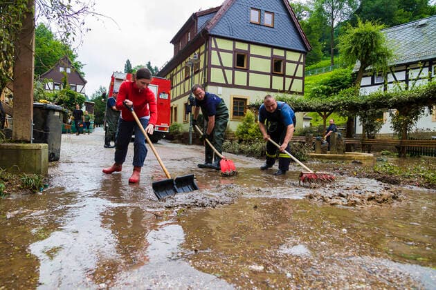 Mitglieder der freiwilligen Feuerwehr aus burgstadt Stolpen und freiwillige Helfer, beseitigen die Flutfolgen im Kurort Rathen in der Sächsischen Schweiz. In den letzten Maitagen des Jahres 2013 sind im Süden und Osten Deutschlands ungewöhnlich hohe Regenmengen gefallen. Ein stehendes Tief über Polen und Tschechien führte vor allem seit dem 31.05. sehr feuchte Luftmassen aus Osteuropa nach Deutschland. Dabei kam es insbesondere im Stau von Erzgebirge und Alpen zu extrem hohen Niederschlagsmengen. In Aschau im Chiemgau wurden seit Mittwoch 407 Liter pro Quadratmeter gemessen. Am Montag werden vor allem im Stau des Erzgebirges nochmals 20 bis 40 Liter erwartet, am Alpenrand immerhin noch 15 bis 30 Liter. Die Wetterlage war vergleichba