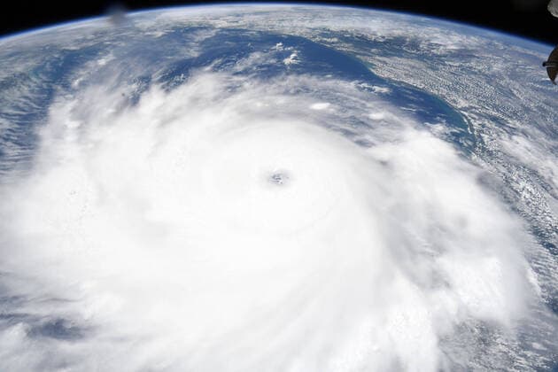 Bilder des Jahres 2020, News 08 August News Themen der Woche KW35 NASA Astronaut Chris Cassidy, currently serving as Commander of the Expedition 63 mission aboard the International Space Station, took these photos of Hurricane Laura on August 26, 2020, as it continued to strengthen in the Gulf of Mexico. Laura is pushing waters from the Gulf of Mexico that could inundate coastal areas miles inland, and evacuations are in progress. NASA  WAX2020082604 NASA